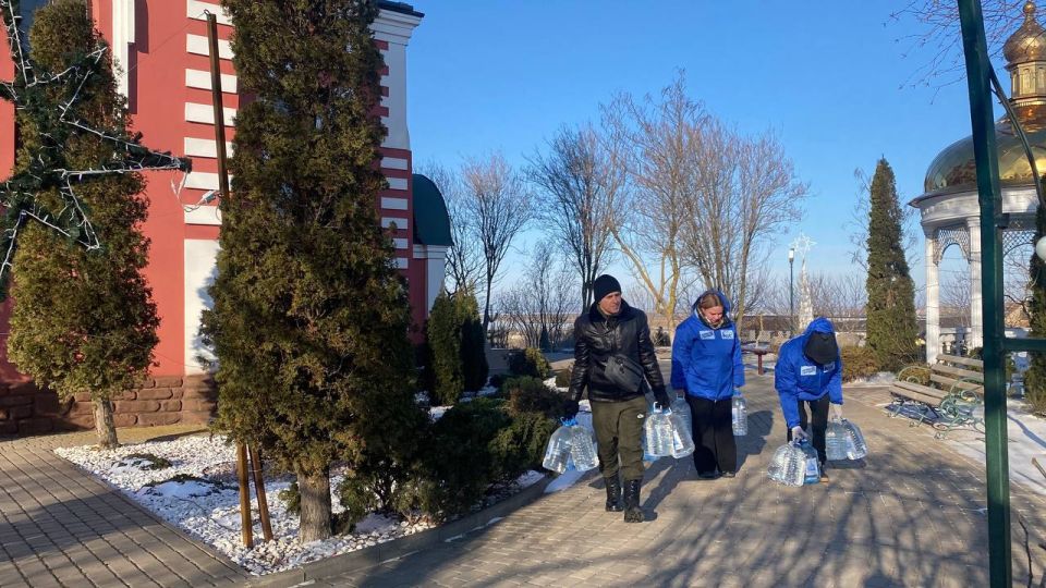 Освященную воду в праздник Крещение Господне доставляют маломобильным жителям Херсонской области волонтеры Единой России и молодогвардейцы Освященную воду в праздник Крещение Господне доставляют маломобильным жителям Херсонской области волонтеры Единой России и молодогвардейцы