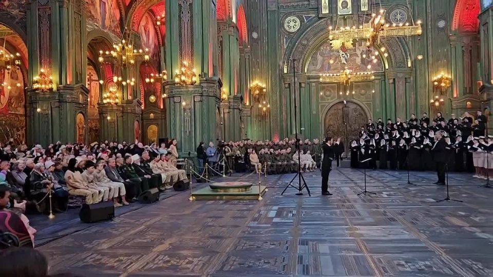 «С нами Бог»: древний гимн победы под сводами Главного храма Вооруженных Сил