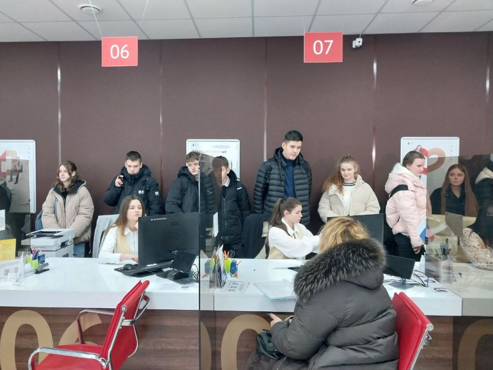 Старшеклассники Геническа увидели, как работает современный МФЦ Старшеклассники Геническа увидели, как работает современный МФЦ