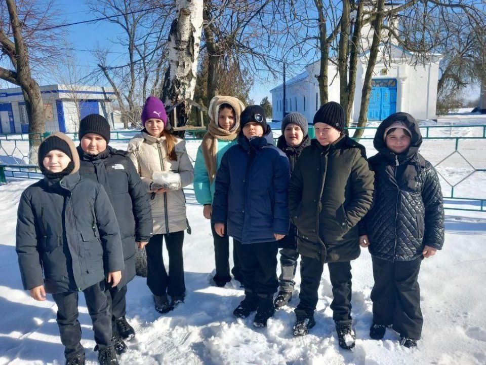 Тепло в зимний холод: пятиклассники Приморской школы позаботились о птицах Тепло в зимний холод: пятиклассники Приморской школы позаботились о птицах