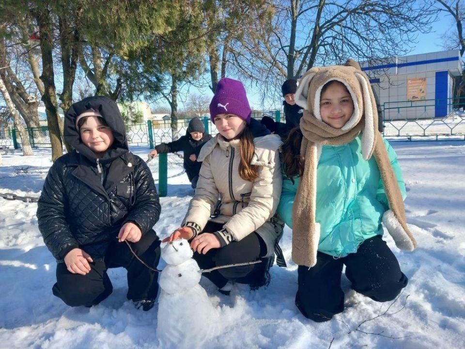 Тепло в зимний холод: пятиклассники Приморской школы позаботились о птицах Тепло в зимний холод: пятиклассники Приморской школы позаботились о птицах