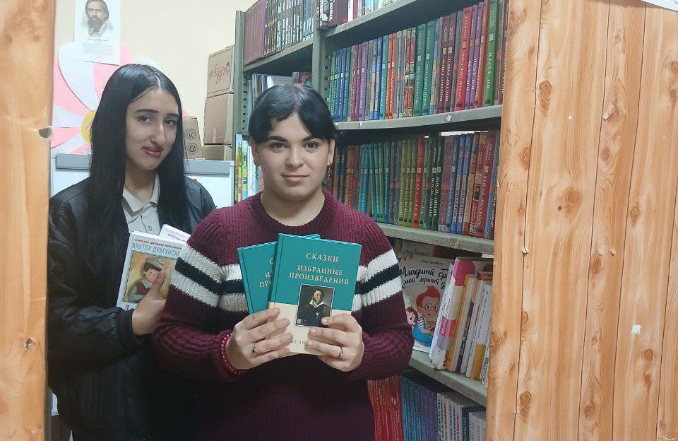 Порядок на полках — радость для читателя: волонтеры помогают библиотеке с. Питомник Порядок на полках — радость для читателя: волонтеры помогают библиотеке с. Питомник