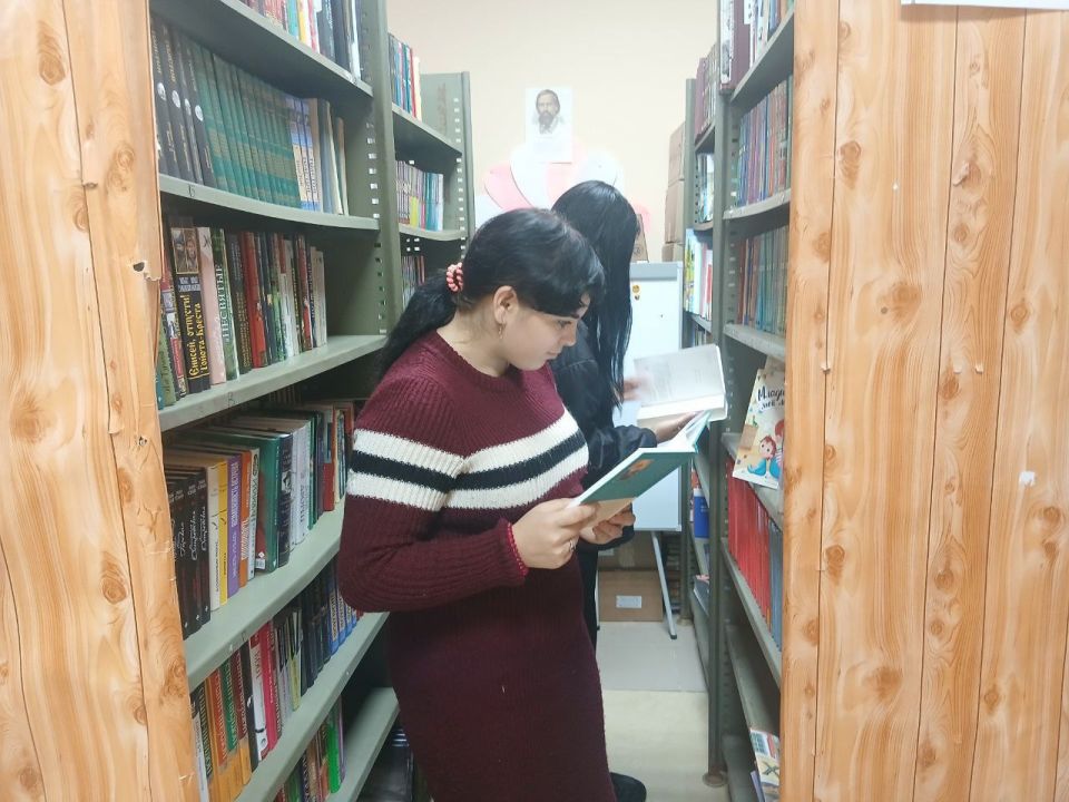 Порядок на полках — радость для читателя: волонтеры помогают библиотеке с. Питомник Порядок на полках — радость для читателя: волонтеры помогают библиотеке с. Питомник