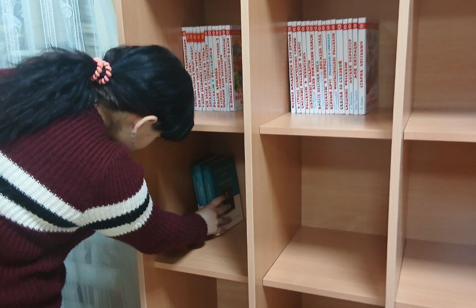 Порядок на полках — радость для читателя: волонтеры помогают библиотеке с. Питомник Порядок на полках — радость для читателя: волонтеры помогают библиотеке с. Питомник