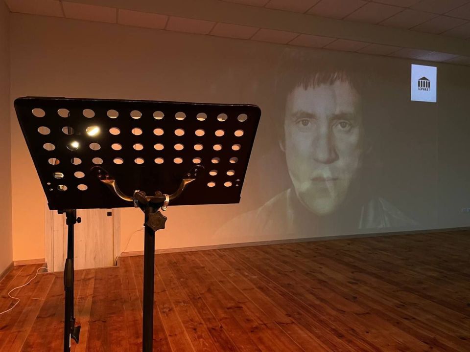 В Скадовске Херсонский областной театр представил зрителю музыкальную гостиную «Высоцский»