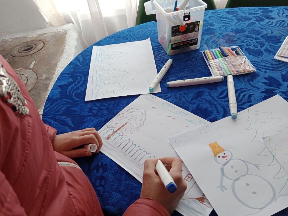 Зима - одно из любимых времён года у детей, они любят не только зимние развлечения, но и с удовольствием изображают зиму в рисунках Зима - одно из любимых времён года у детей, они любят не только зимние развлечения, но и с удовольствием изображают зиму в рисунках