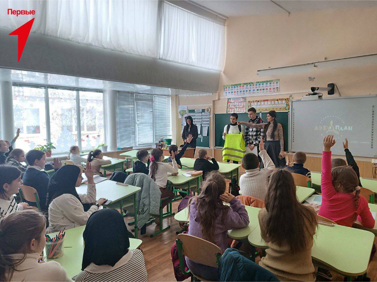 Первые Чаплинской школы № 1 учат безопасности младших школьников Первые Чаплинской школы № 1 учат безопасности младших школьников