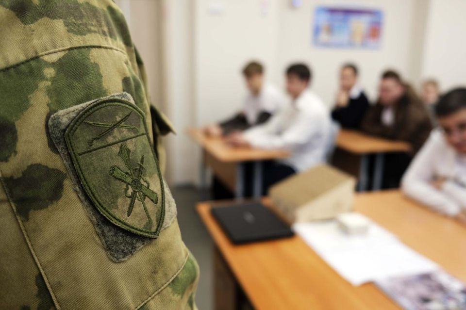 Росгвардейцы провели урок профориентации для будущих выпускников в Херсонской области Росгвардейцы провели урок профориентации для будущих выпускников в Херсонской области