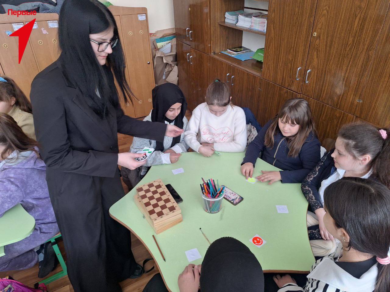 Первые Чаплинской школы № 1 учат безопасности младших школьников