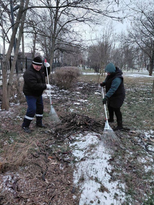 Работники МКУ «Азовкоммунсервис» продолжают работы по санитарной уборке и благоустройству населённых пунктов Генического округа Работники МКУ «Азовкоммунсервис» продолжают работы по санитарной уборке и благоустройству населённых пунктов Генического округа