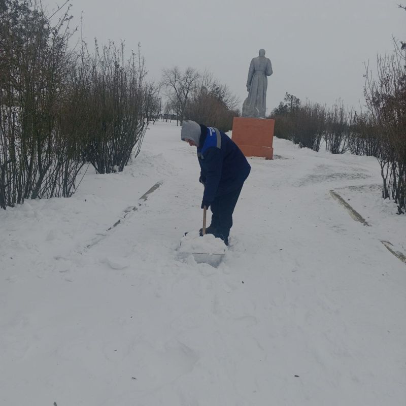 В сёлах Заозерное и Ольговка коммунальщики расчистили от снега памятники Великой Отечественной войны В сёлах Заозерное и Ольговка коммунальщики расчистили от снега памятники Великой Отечественной войны