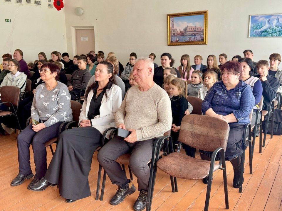 Торжественная линейка в Александровской школе в память о Дне снятия блокады Ленинграда Торжественная линейка в Александровской школе в память о Дне снятия блокады Ленинграда
