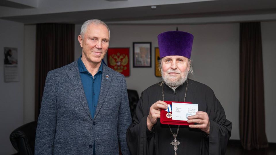 Губернатор Херсонской области Владимир Сальдо наградил медалью ордена «За заслуги перед Херсонской областью» протоиерея Николая, настоятеля Свято-Сергиевского храма Скадовской епархии Русской Православной Церкви Губернатор Херсонской области Владимир Сальдо наградил медалью ордена «За заслуги перед Херсонской областью» протоиерея Николая, настоятеля Свято-Сергиевского храма Скадовской епархии Русской Православной Церкви