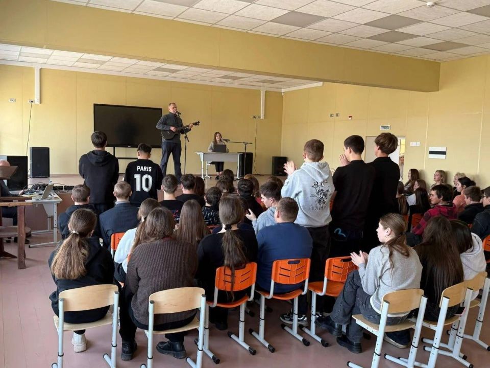 В учебных заведениях сёл Азовское и Ровное состоялся военно-патриотический лекторий «Долгая дорога домой» В учебных заведениях сёл Азовское и Ровное состоялся военно-патриотический лекторий «Долгая дорога домой»