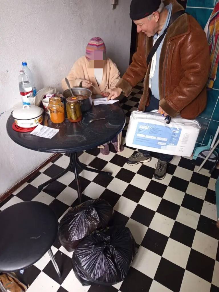 В округе продолжается адресная доставка помощи жителям