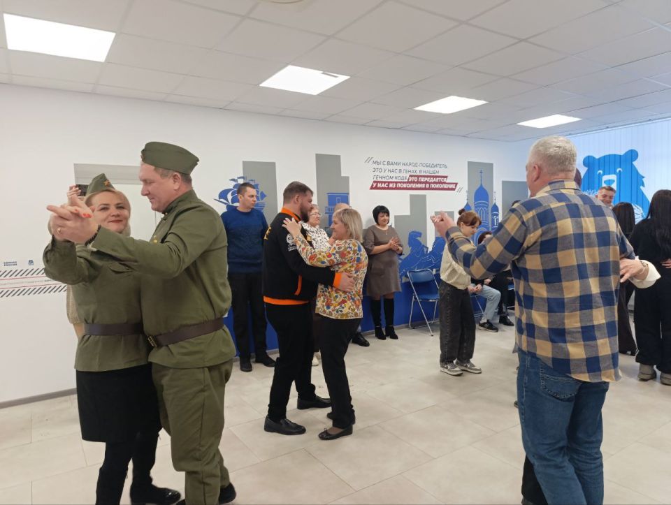 В Геническе почтили память героев Сталинградской битвы и станцевали «Случайный вальс» В Геническе почтили память героев Сталинградской битвы и станцевали «Случайный вальс»