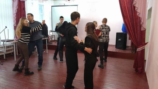 ГБОУ ХО "Верхнерогачикская школа №1" присоединились к акции "Случайный вальс"