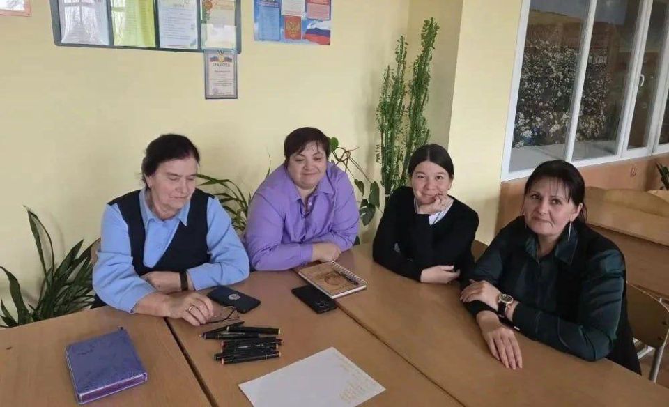 Тренинг по сплочению педагогического коллектива: мероприятие прошло под девизом «Работать вместе — это успех!» Тренинг по сплочению педагогического коллектива: мероприятие прошло под девизом «Работать вместе — это успех!»
