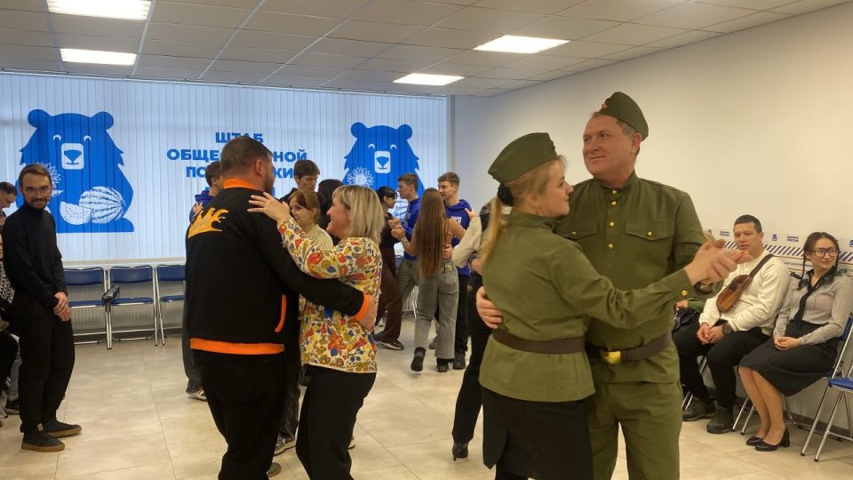 В Херсонской области станцевали «Случайный вальс» в честь Сталинградской победы В Херсонской области станцевали «Случайный вальс» в честь Сталинградской победы