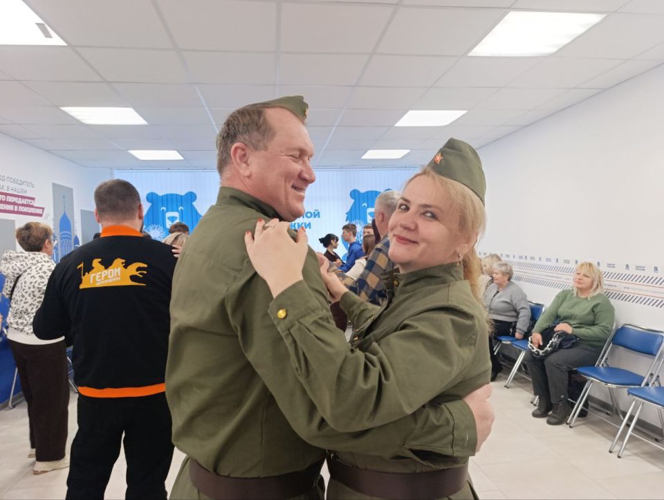 В Геническе почтили память героев Сталинградской битвы и станцевали «Случайный вальс» В Геническе почтили память героев Сталинградской битвы и станцевали «Случайный вальс»