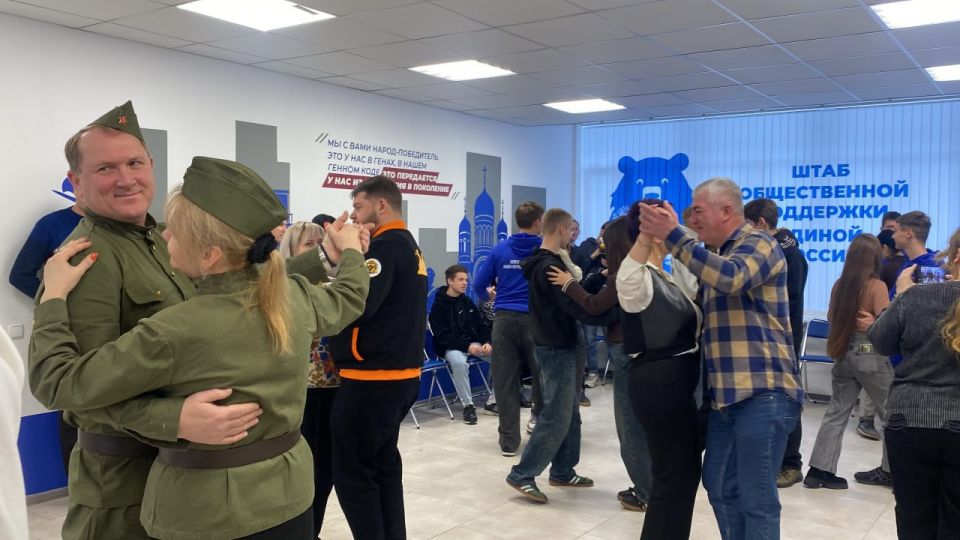 В Херсонской области станцевали «Случайный вальс» в честь Сталинградской победы В Херсонской области станцевали «Случайный вальс» в честь Сталинградской победы