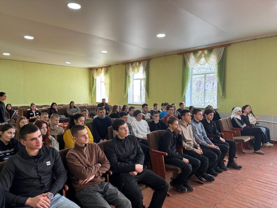 У старшеклассников Рыковской и Ровненской школ Генического района прошел кинолекторий на тему «Любовь. Что это?» У старшеклассников Рыковской и Ровненской школ Генического района прошел кинолекторий на тему «Любовь. Что это?»