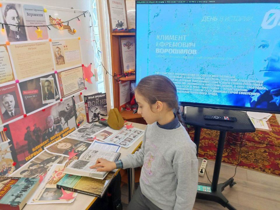 В Любимовской библиотеке оформили выставку-досье «У истоков Красной армии: Ворошилов Климент Ефремович» В Любимовской библиотеке оформили выставку-досье «У истоков Красной армии: Ворошилов Климент Ефремович»