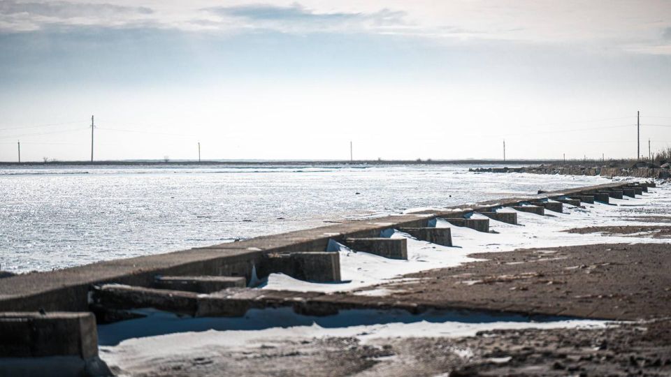 Херсонские воды сковало льдом, а пляжи укрыл снег – такой удивительный облик иногда принимает наше Приазовье Херсонские воды сковало льдом, а пляжи укрыл снег – такой удивительный облик иногда принимает наше Приазовье