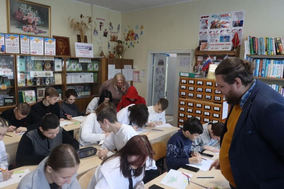 Юные таланты приняли участие в акции «Нарисуй открытку Защитнику» Юные таланты приняли участие в акции «Нарисуй открытку Защитнику»