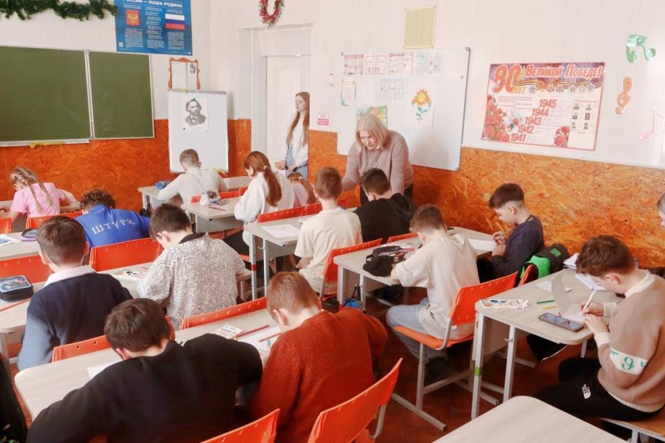 Юные таланты приняли участие в акции «Нарисуй открытку Защитнику» Юные таланты приняли участие в акции «Нарисуй открытку Защитнику»