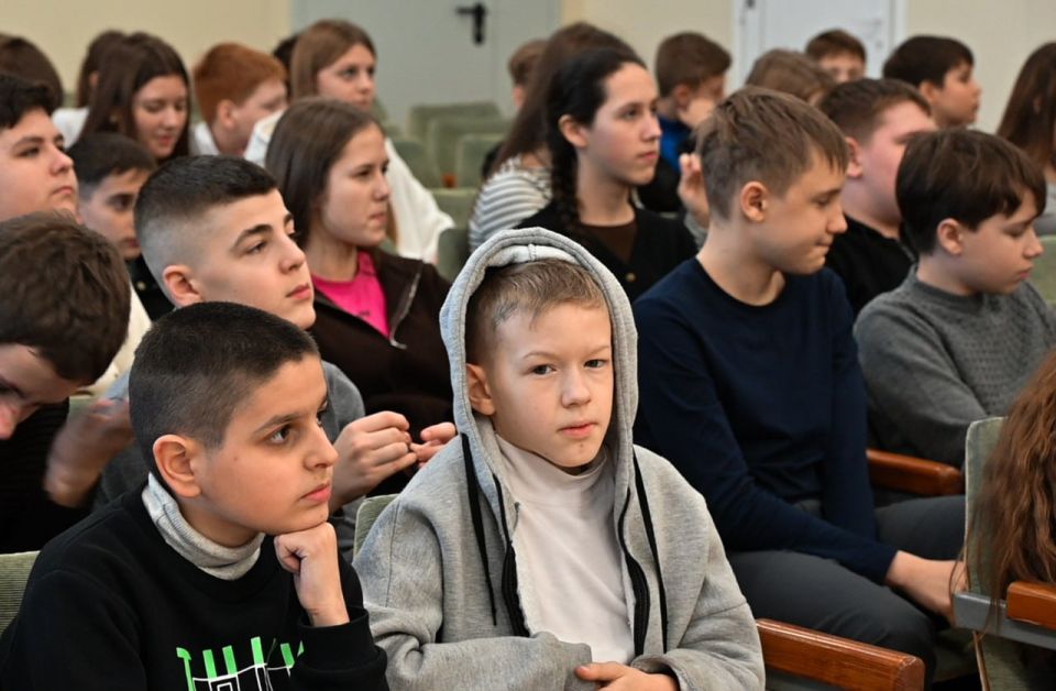 Сотрудники ГАУ ХО «Объединение ООПТ Херсонской области» провели эко-урок в школе Геническа ко Дню науки Сотрудники ГАУ ХО «Объединение ООПТ Херсонской области» провели эко-урок в школе Геническа ко Дню науки