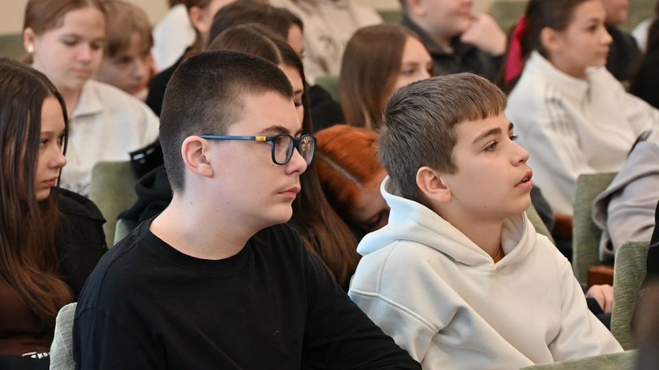 Сотрудники ГАУ ХО «Объединение ООПТ Херсонской области» провели эко-урок в школе Геническа ко Дню науки Сотрудники ГАУ ХО «Объединение ООПТ Херсонской области» провели эко-урок в школе Геническа ко Дню науки
