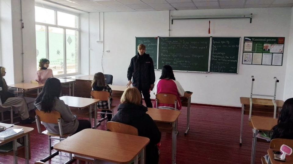Профилактическая беседа в Лазурненской школе Профилактическая беседа в Лазурненской школе