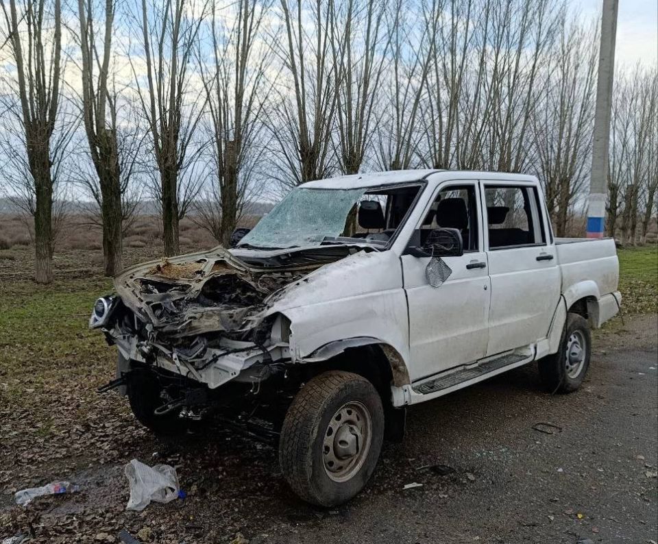 Беспилотник нанес удар по служебному автомобилю УАЗ «Патриот», принадлежавшему коммунальной службе в Малокаховке