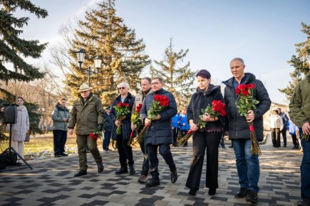В Херсонской области с секретарем Генсовета Единой России Владимиром Якушевым и секретарем регионального отделения партии, губернатором региона Владимиром Сальдо поздравили с Днём памяти воинов-интернационалистов ветеранов