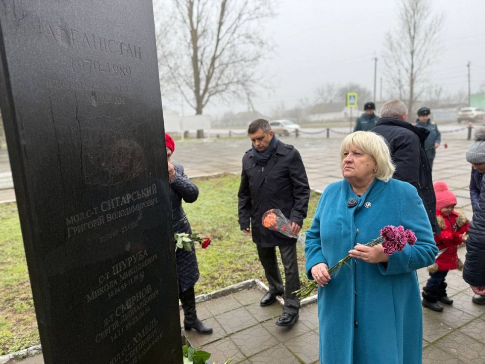 Торжественное возложение цветов в Каланчаке в честь 37-й годовщины вывода советских войск из Афганистана Торжественное возложение цветов в Каланчаке в честь 37-й годовщины вывода советских войск из Афганистана