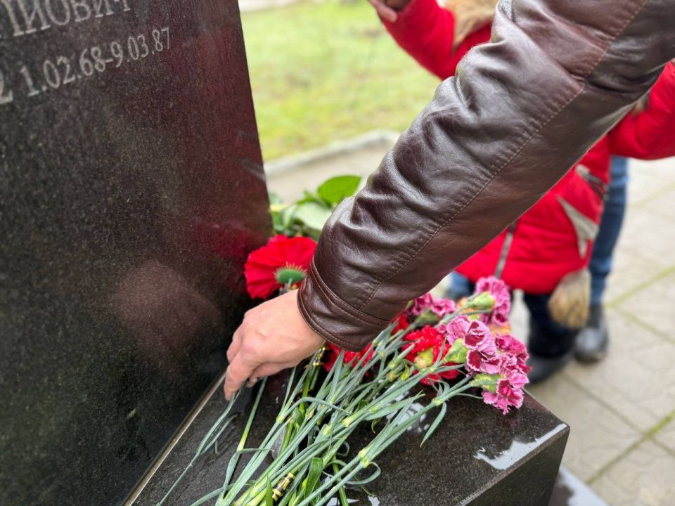 Торжественное возложение цветов в Каланчаке в честь 37-й годовщины вывода советских войск из Афганистана Торжественное возложение цветов в Каланчаке в честь 37-й годовщины вывода советских войск из Афганистана