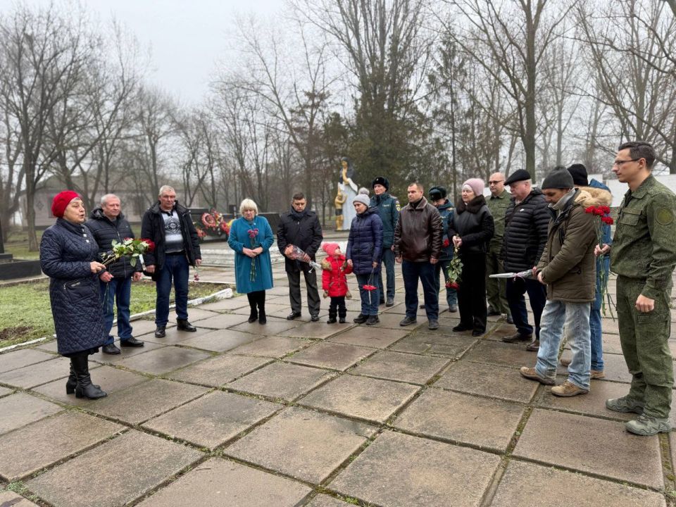 Торжественное возложение цветов в Каланчаке в честь 37-й годовщины вывода советских войск из Афганистана Торжественное возложение цветов в Каланчаке в честь 37-й годовщины вывода советских войск из Афганистана