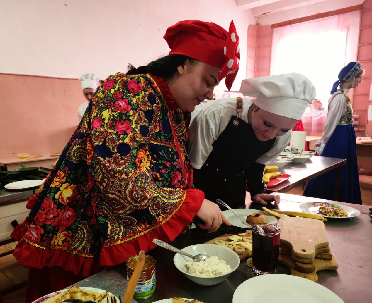 Минпромторг организовал мастерклассы по приготовлению блинов в Геническом техникуме сферы обслуживания Минпромторг организовал мастерклассы по приготовлению блинов в Геническом техникуме сферы обслуживания