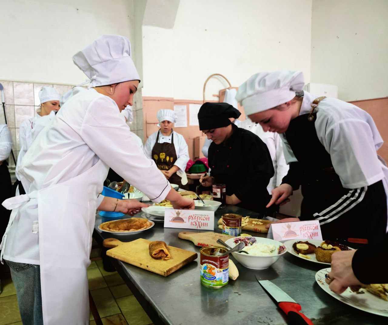 Минпромторг организовал мастерклассы по приготовлению блинов в Геническом техникуме сферы обслуживания Минпромторг организовал мастерклассы по приготовлению блинов в Геническом техникуме сферы обслуживания