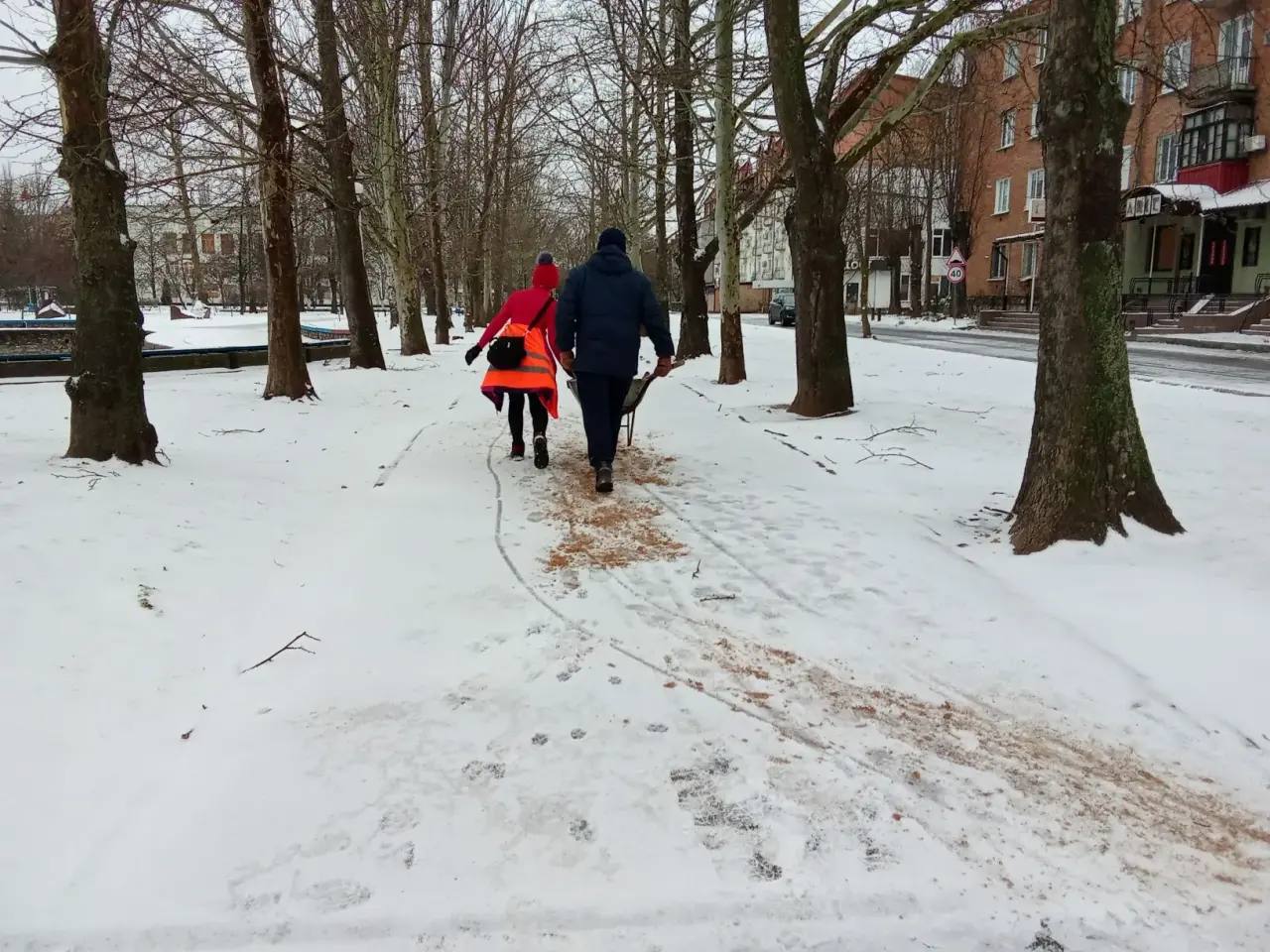 Новая Каховка под контролем: последствия ночного снегопада устранены Новая Каховка под контролем: последствия ночного снегопада устранены