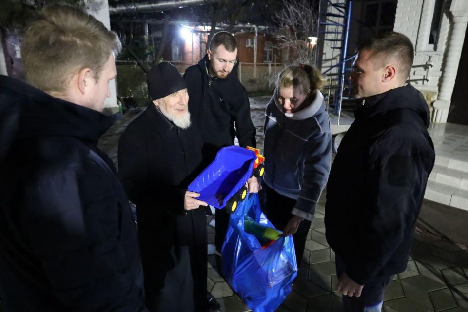 Молодые депутаты Красноармейского района Кубани передали гуманитарную помощь в Алешкинский детский дом-интернат Молодые депутаты Красноармейского района Кубани передали гуманитарную помощь в Алешкинский детский дом-интернат