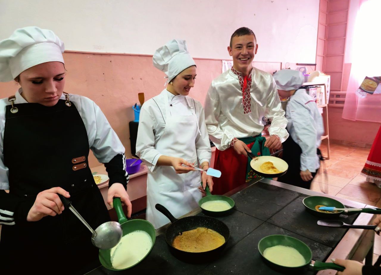 Минпромторг организовал мастерклассы по приготовлению блинов в Геническом техникуме сферы обслуживания Минпромторг организовал мастерклассы по приготовлению блинов в Геническом техникуме сферы обслуживания