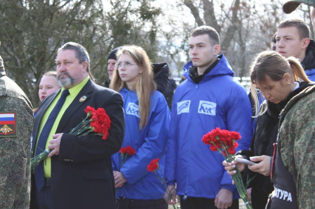 Единая Россия и волонтеры МГЕР приняли участие в возложении цветов к братской могиле и памятнику освободителям Геническа Херсонской области