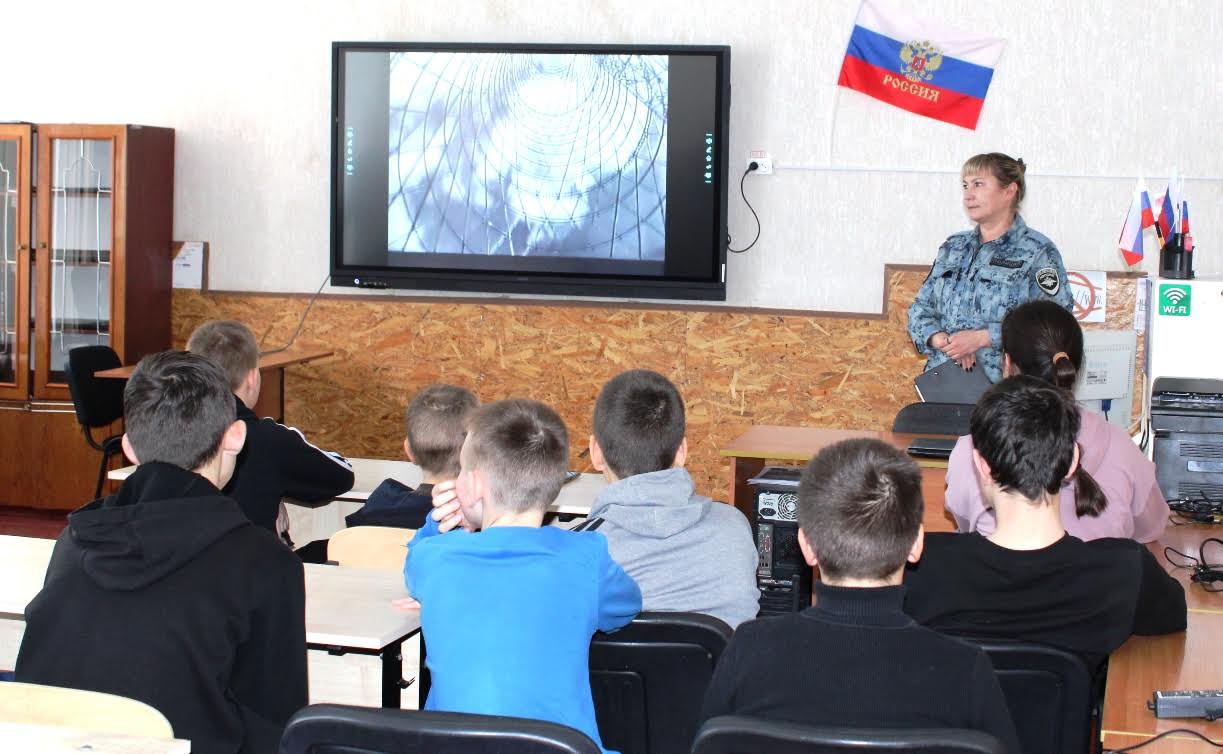 Херсонские транспортные полицейские провели для школьников «Урок мужества»
