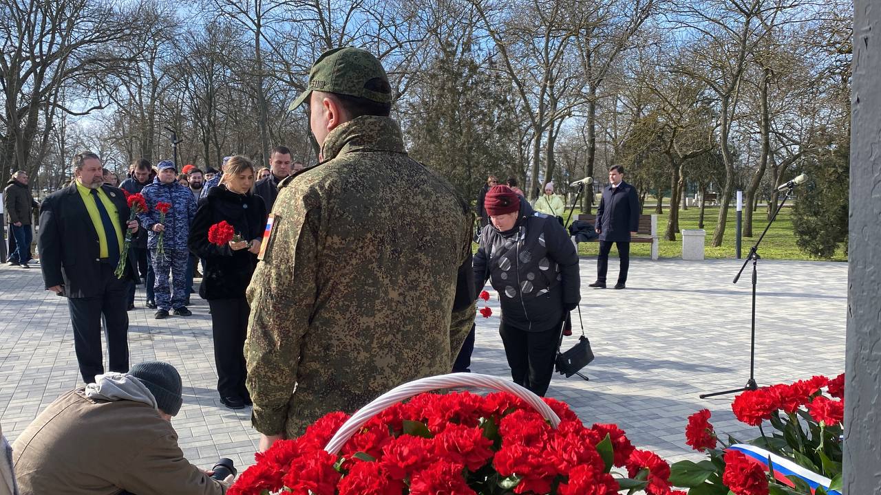 Единая Россия и волонтеры МГЕР приняли участие в возложении цветов к братской могиле и памятнику освободителям Геническа Херсонской области Единая Россия и волонтеры МГЕР приняли участие в возложении цветов к братской могиле и памятнику освободителям Геническа Херсонской области