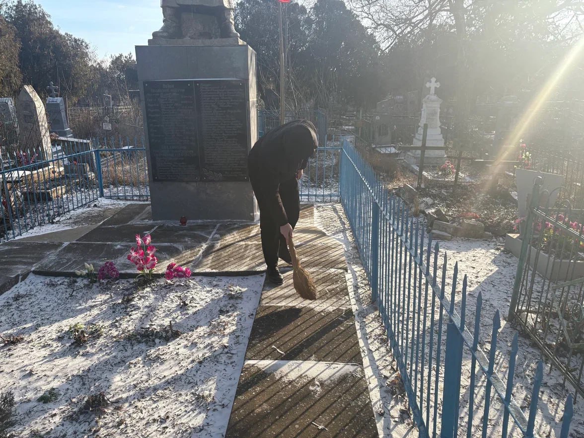 Сотрудники природного парка «Джарылгач» привели в порядок обелиск ко Дню защитника Отечества Сотрудники природного парка «Джарылгач» привели в порядок обелиск ко Дню защитника Отечества