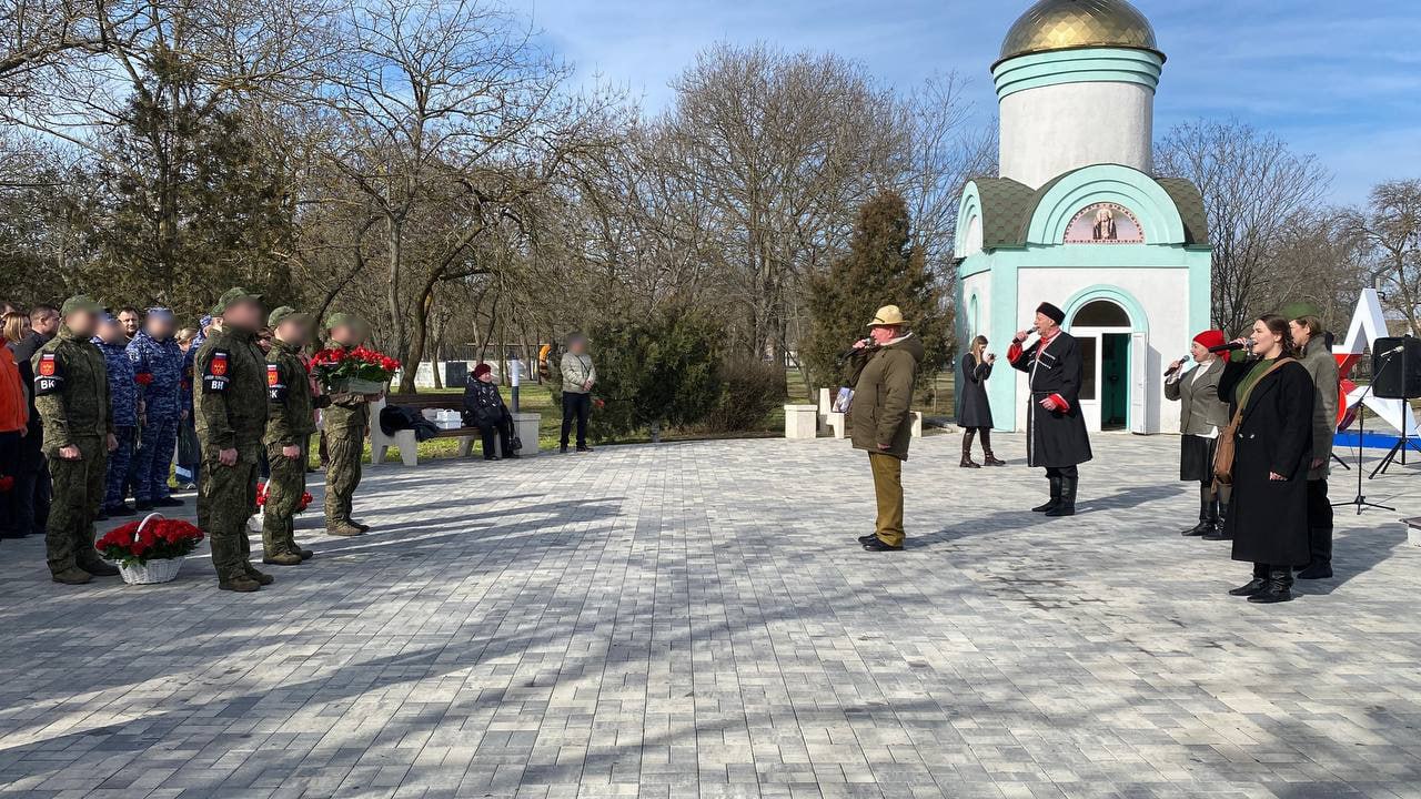 Единая Россия и волонтеры МГЕР приняли участие в возложении цветов к братской могиле и памятнику освободителям Геническа Херсонской области Единая Россия и волонтеры МГЕР приняли участие в возложении цветов к братской могиле и памятнику освободителям Геническа Херсонской области