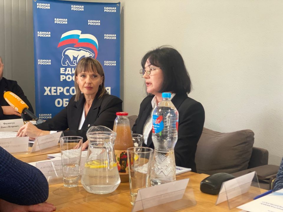 Производство по плетению масксетей, гуманитарная помощь, ремонт социальных объектов и развитие аграрной отрасли: Каховское местное отделение «Единой России» отчиталось о реализации народной программы Производство по плетению масксетей, гуманитарная помощь, ремонт социальных объектов и развитие аграрной отрасли: Каховское местное отделение «Единой России» отчиталось о реализации народной программы