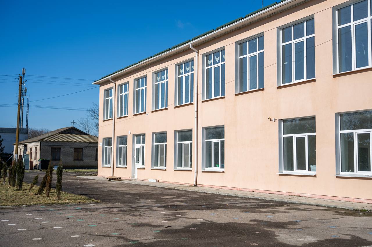 Владимир Сальдо: С главой Каховского округа Павлом Филипчуком проверили ход ремонта школы в селе Тавричанка Владимир Сальдо: С главой Каховского округа Павлом Филипчуком проверили ход ремонта школы в селе Тавричанка